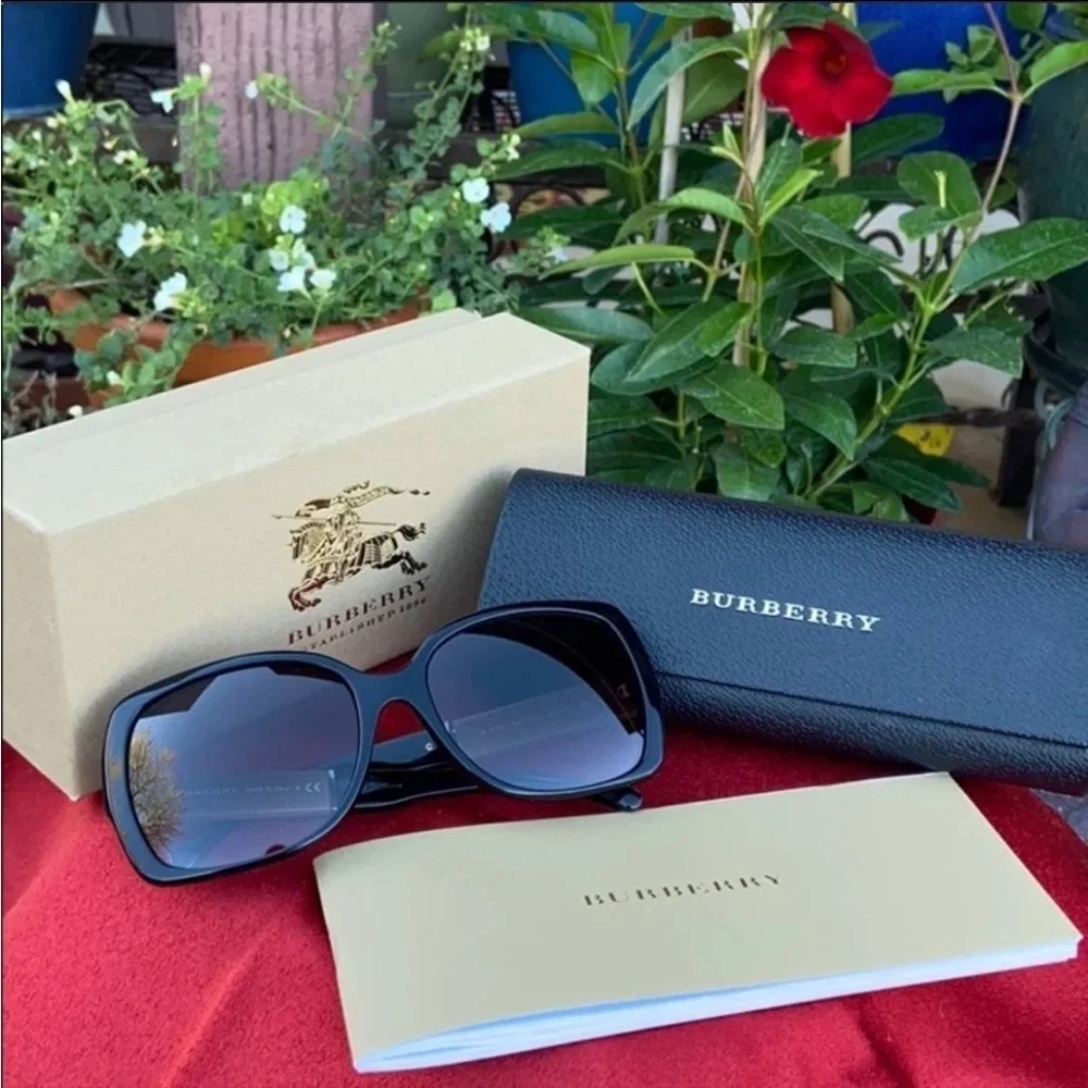 🕶️ New Burberry Iconic Tartan Plaid Sunglasses 🕶️ - Picture 16 of 16